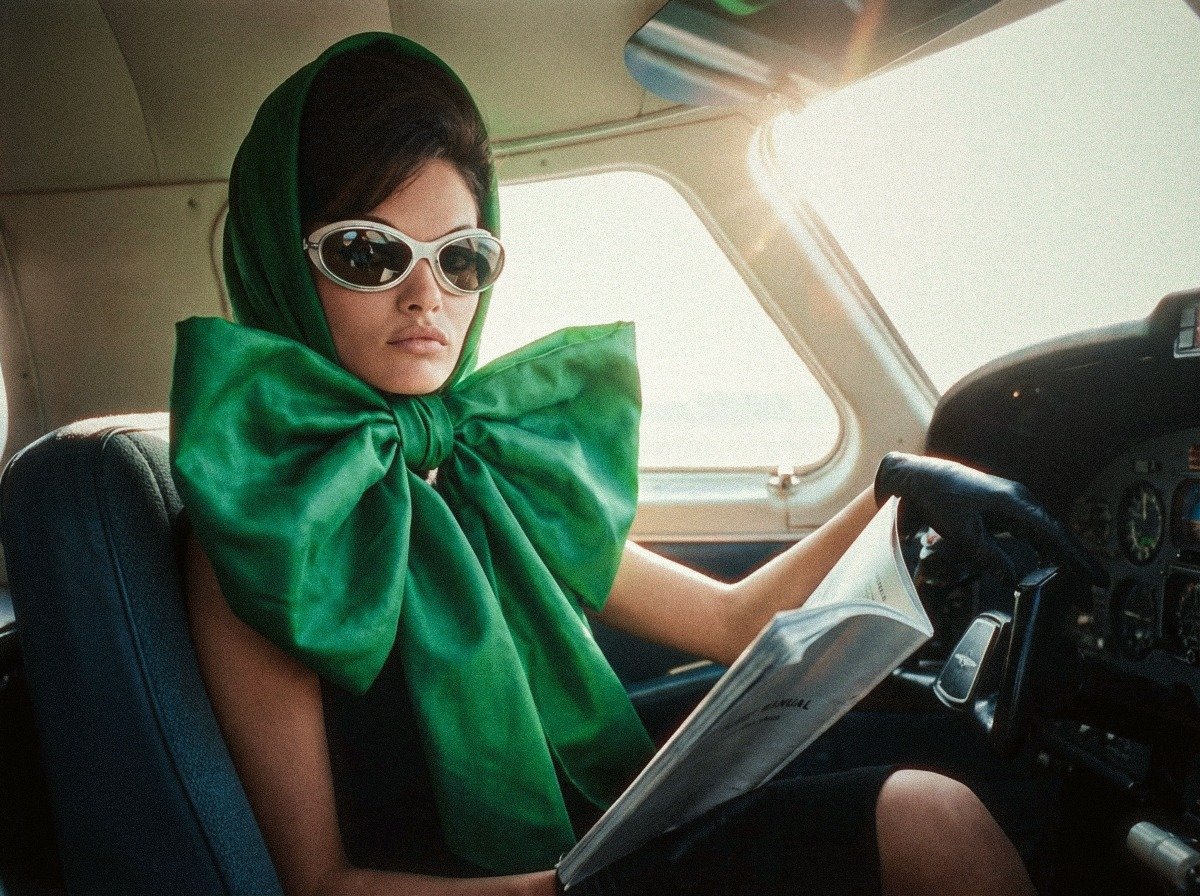 Valentina Valli wearing an emerald green bow
